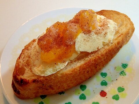 バニラアイスとマンゴージャムのフランスパン